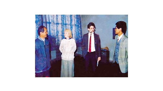 原校長(zhǎng)章余恩與外國(guó)友人親切交流 