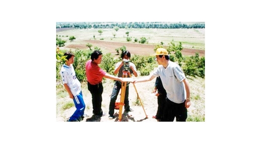 教師指導(dǎo)學(xué)生進行地形圖測量