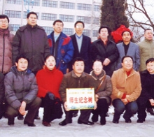       2004年12月路大三、四班畢業(yè)生十五周年同學(xué)聚會(huì)在母校栽下師生紀(jì)念 樹祝母校更加輝煌